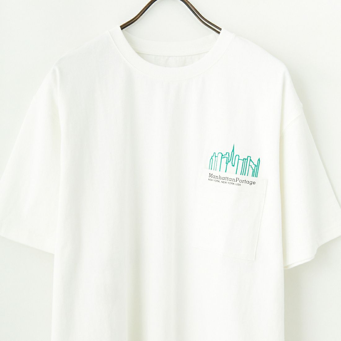 MANHATTAN PORTAGE [マンハッタンポーテージ] 別注 ポケット刺繍 バックプリントTシャツ [25SSMP-IN62-JF] WHITE