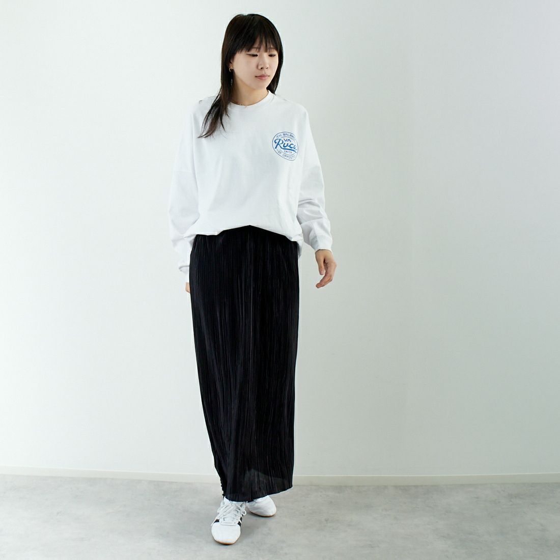 RVCA [ルーカ] スクリプトシールド ロングスリーブTシャツ [BF041-152] WHT &&モデル身長：167cm 着用サイズ：S&&