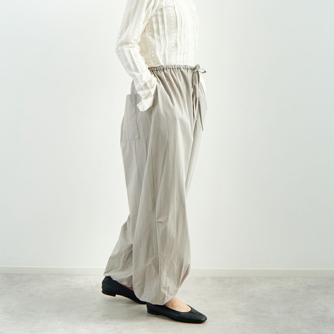 mizuiro ind [ミズイロインド] コクーンドローストリングパンツ [1-260085] 91 GRAY &&モデル身長：160cm 着用サイズ：F&&