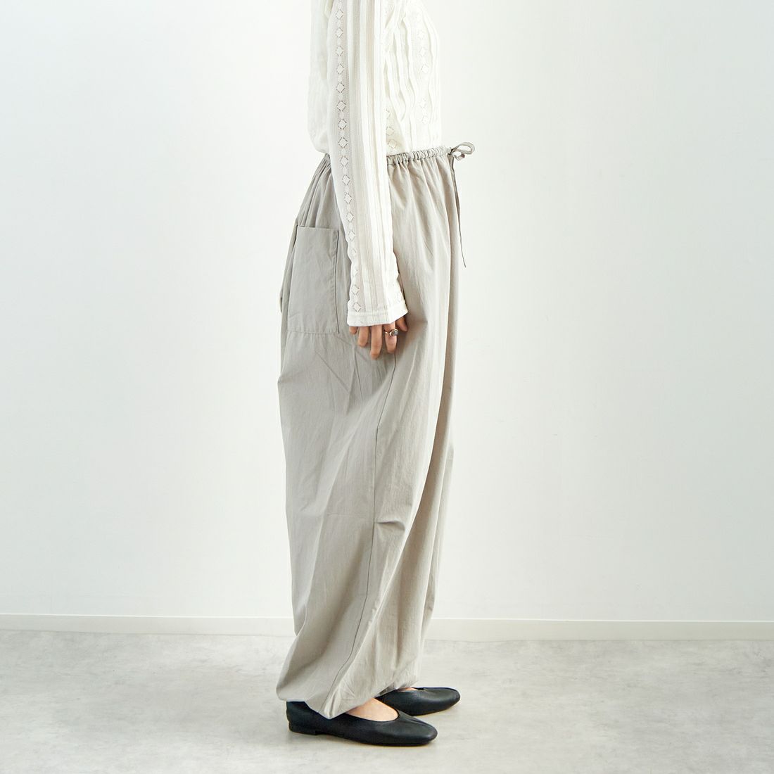 mizuiro ind [ミズイロインド] コクーンドローストリングパンツ [1-260085] 91 GRAY &&モデル身長：160cm 着用サイズ：F&&