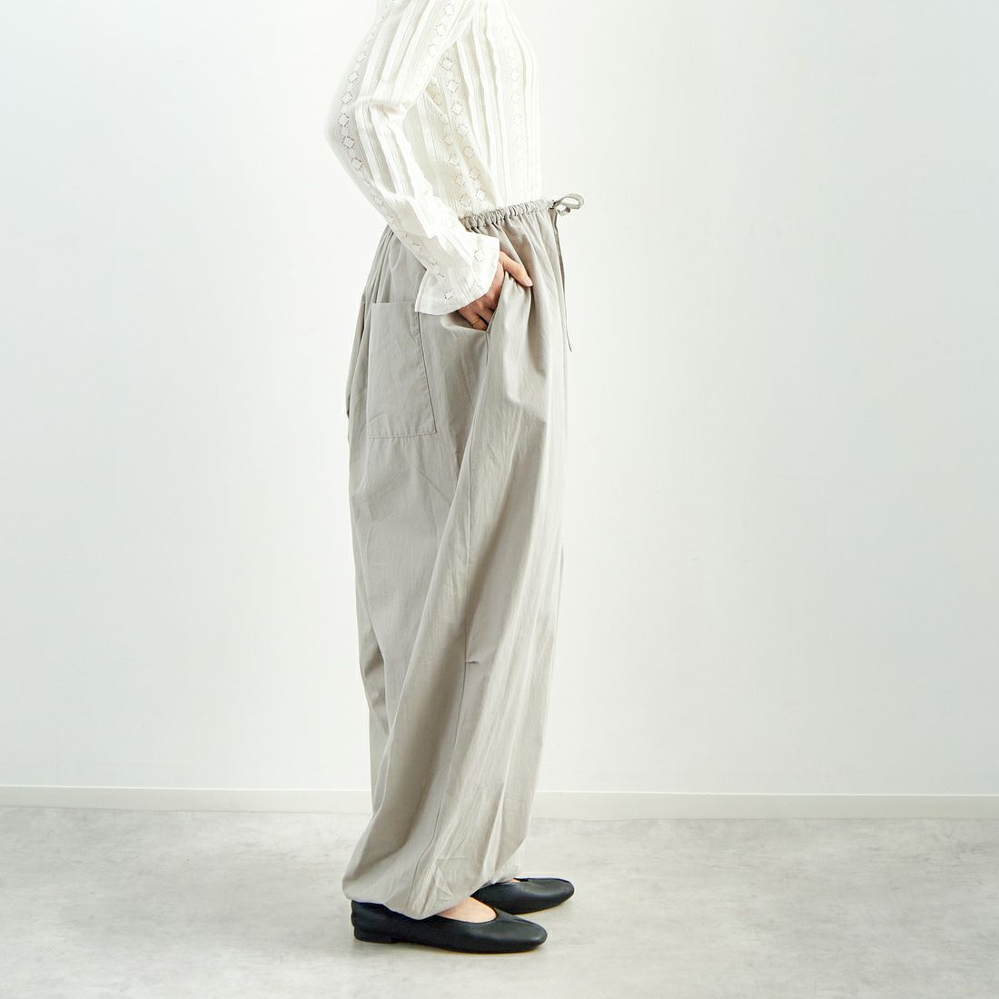 mizuiro ind [ミズイロインド] コクーンドローストリングパンツ [1-260085] 91 GRAY &&モデル身長：160cm 着用サイズ：F&&