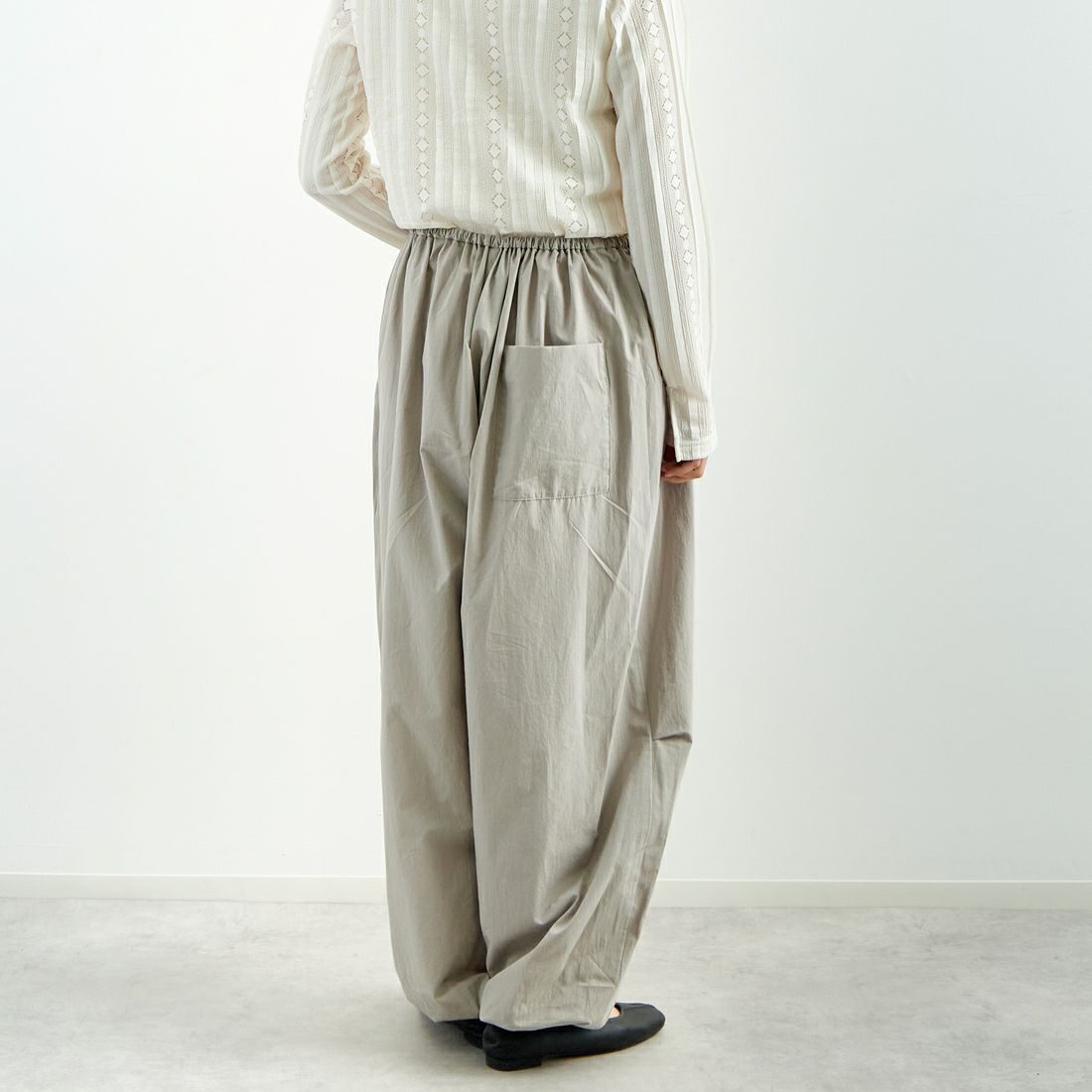 mizuiro ind [ミズイロインド] コクーンドローストリングパンツ [1-260085] 91 GRAY &&モデル身長：160cm 着用サイズ：F&&