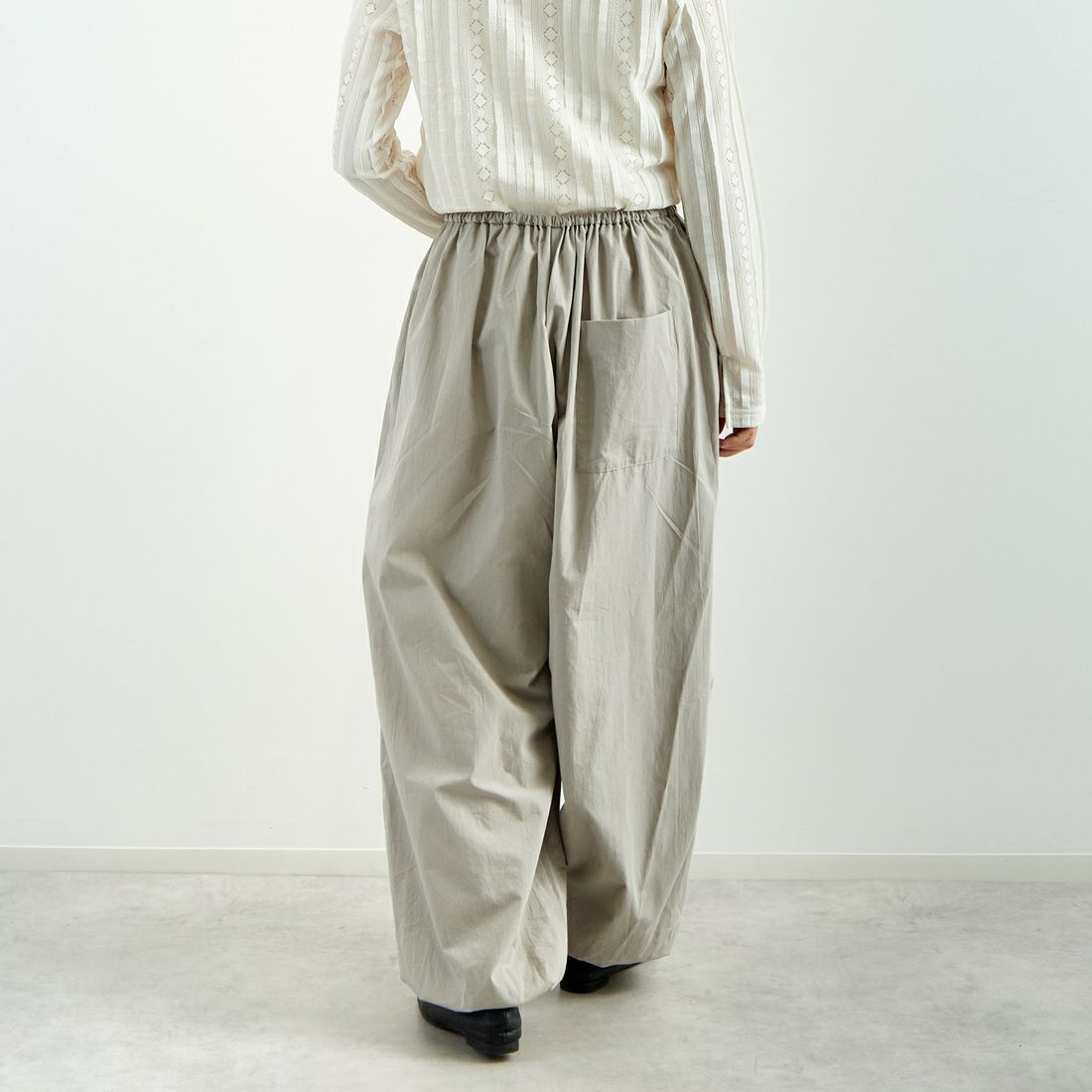 mizuiro ind [ミズイロインド] コクーンドローストリングパンツ [1-260085] 91 GRAY &&モデル身長：160cm 着用サイズ：F&&