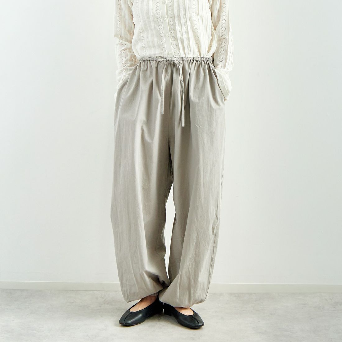 mizuiro ind [ミズイロインド] コクーンドローストリングパンツ [1-260085] 91 GRAY &&モデル身長：160cm 着用サイズ：F&&