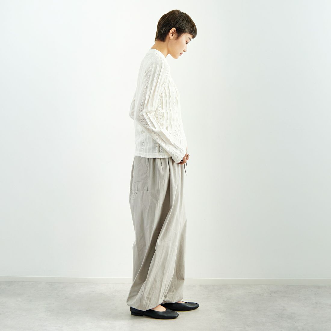 mizuiro ind [ミズイロインド] コクーンドローストリングパンツ [1-260085] 91 GRAY &&モデル身長：160cm 着用サイズ：F&&