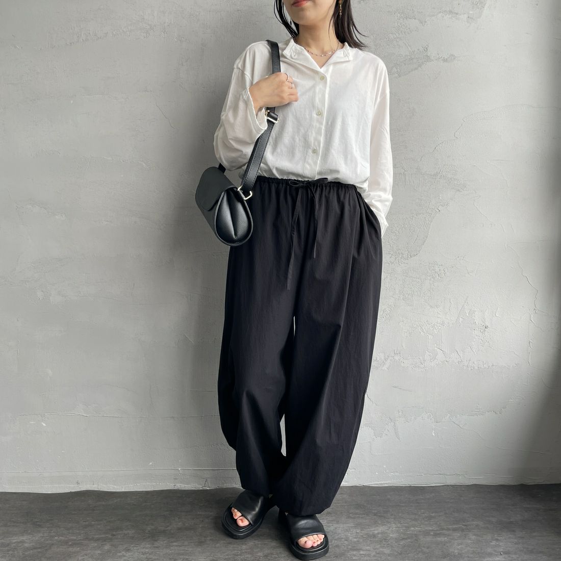 mizuiro ind [ミズイロインド] コクーンドローストリングパンツ [1-260085] 99 BLACK &&モデル身長：160cm 着用サイズ：F&&