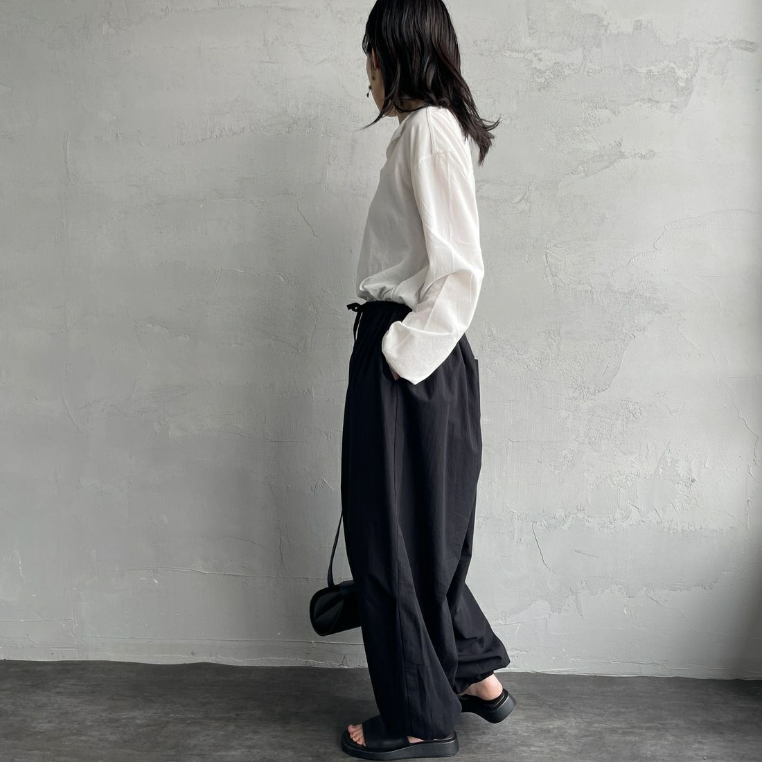mizuiro ind [ミズイロインド] コクーンドローストリングパンツ [1-260085] 99 BLACK &&モデル身長：160cm 着用サイズ：F&&