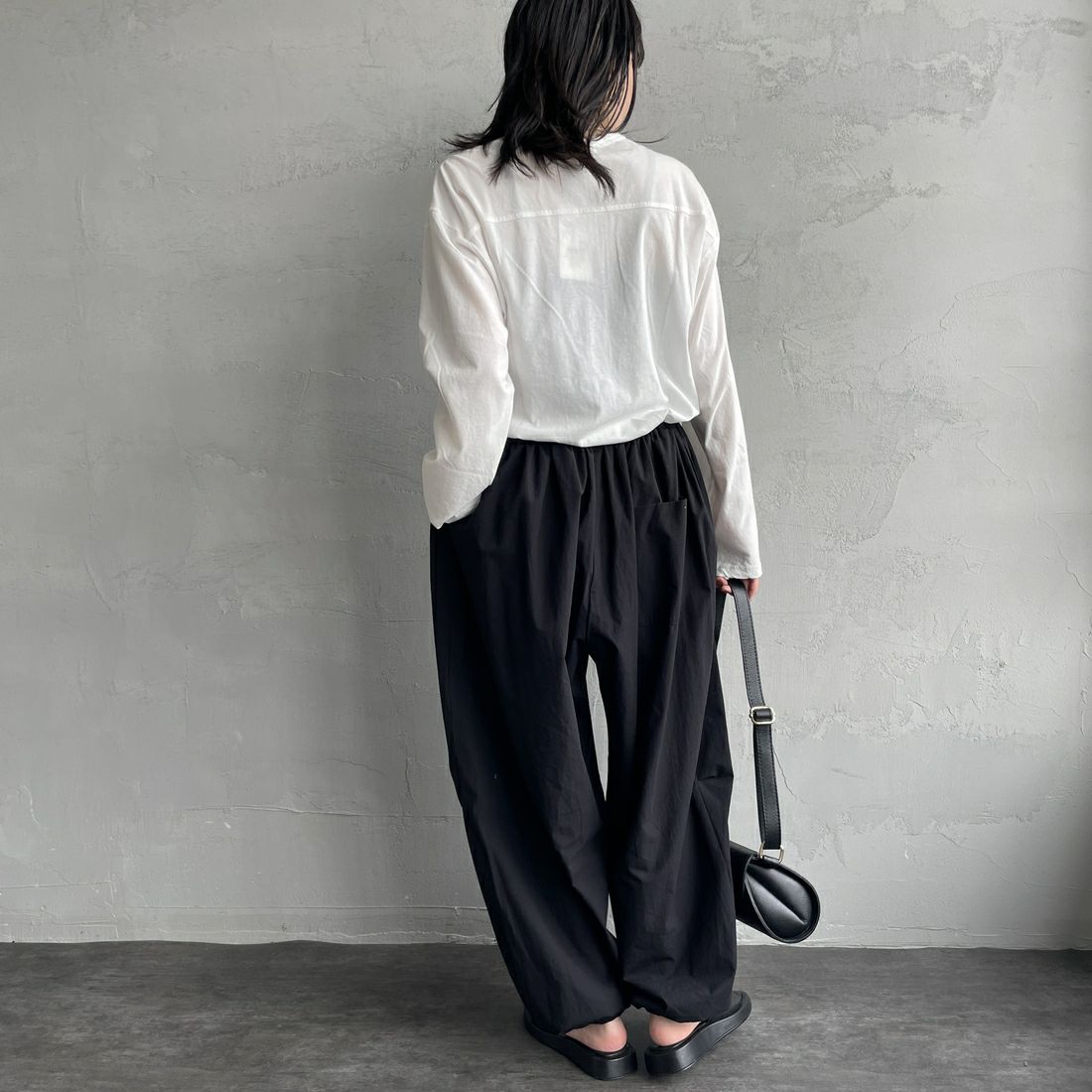 mizuiro ind [ミズイロインド] コクーンドローストリングパンツ [1-260085] 99 BLACK &&モデル身長：160cm 着用サイズ：F&&