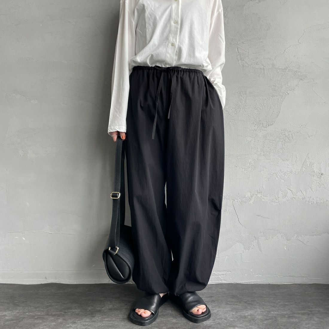 mizuiro ind [ミズイロインド] コクーンドローストリングパンツ [1-260085] 99 BLACK &&モデル身長：160cm 着用サイズ：F&&