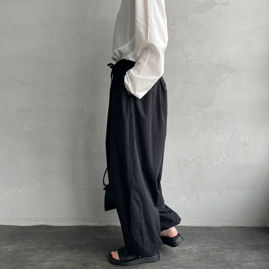 mizuiro ind [ミズイロインド] コクーンドローストリングパンツ [1-260085] 99 BLACK &&モデル身長：160cm 着用サイズ：F&&