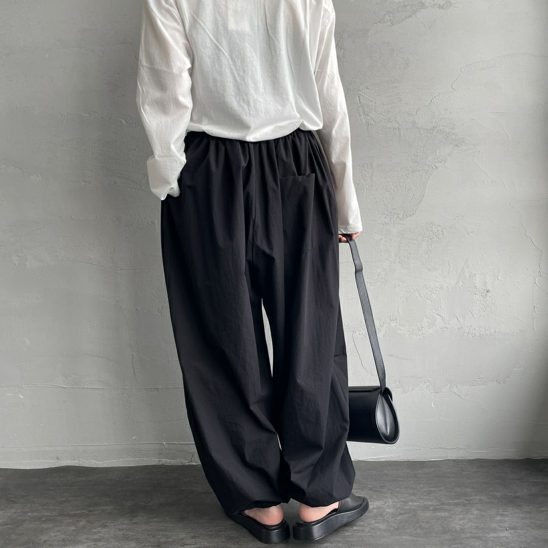 mizuiro ind [ミズイロインド] コクーンドローストリングパンツ [1-260085] 99 BLACK &&モデル身長：160cm 着用サイズ：F&&
