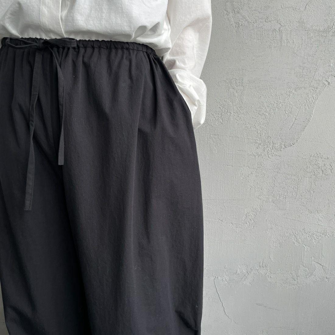 mizuiro ind [ミズイロインド] コクーンドローストリングパンツ [1-260085] 99 BLACK &&モデル身長：160cm 着用サイズ：F&&