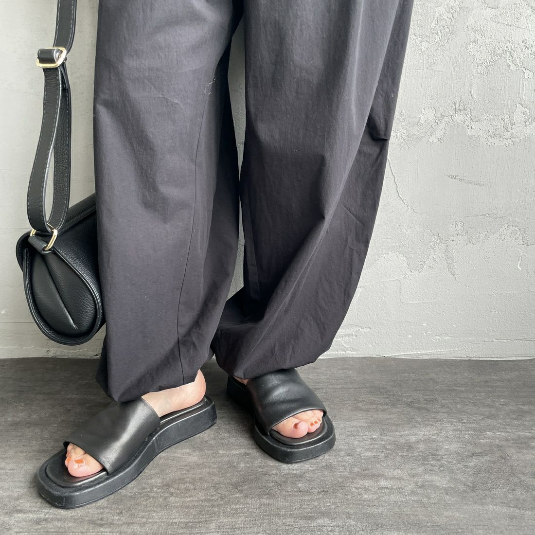 mizuiro ind [ミズイロインド] コクーンドローストリングパンツ [1-260085] 99 BLACK &&モデル身長：160cm 着用サイズ：F&&