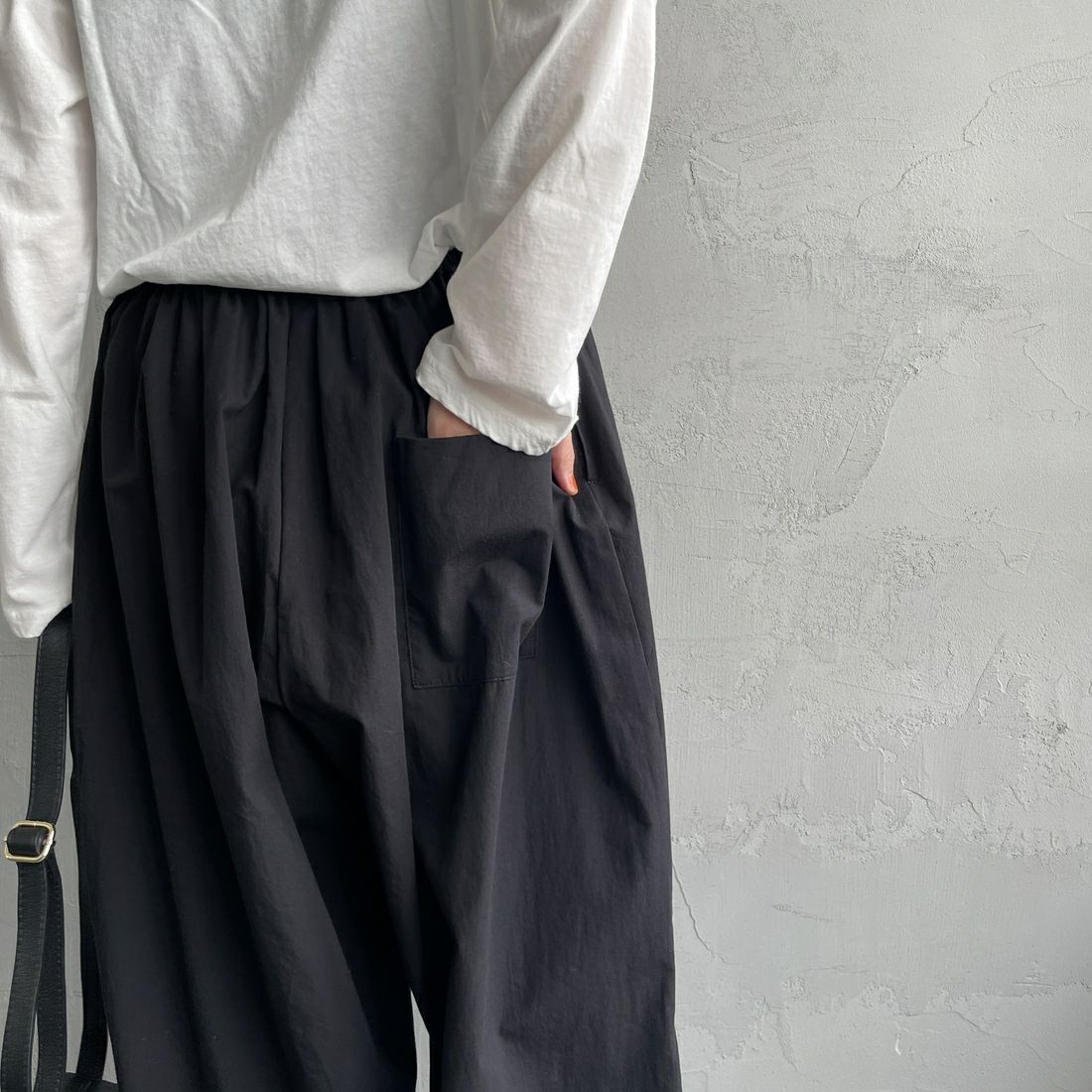 mizuiro ind [ミズイロインド] コクーンドローストリングパンツ [1-260085] 99 BLACK &&モデル身長：160cm 着用サイズ：F&&