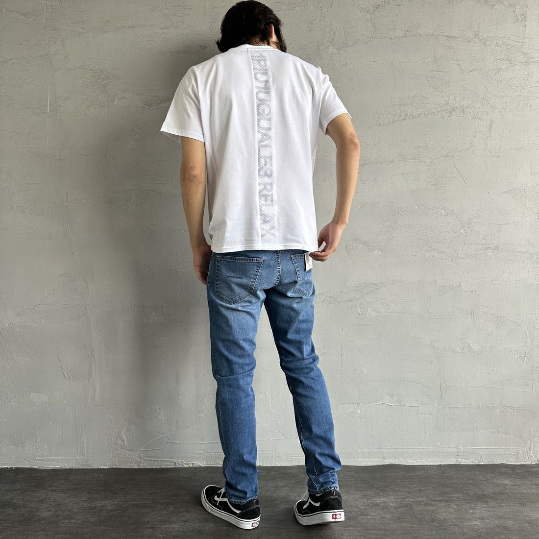 1PIU1UGUALE3 RELAX [ウノ ピゥ ウノ ウグァーレ トレ] 別注 メッシュデザイン バックプリントTシャツ [UST-25120IN-JF] WHITE &&モデル身長：179cm 着用サイズ：M&&