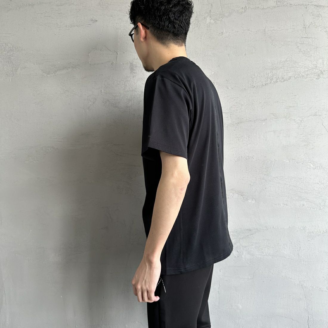 1PIU1UGUALE3 RELAX [ウノ ピゥ ウノ ウグァーレ トレ] 別注 メッシュデザイン バックプリントTシャツ [UST-25120IN-JF] BLACK &&モデル身長：168cm 着用サイズ：M&&