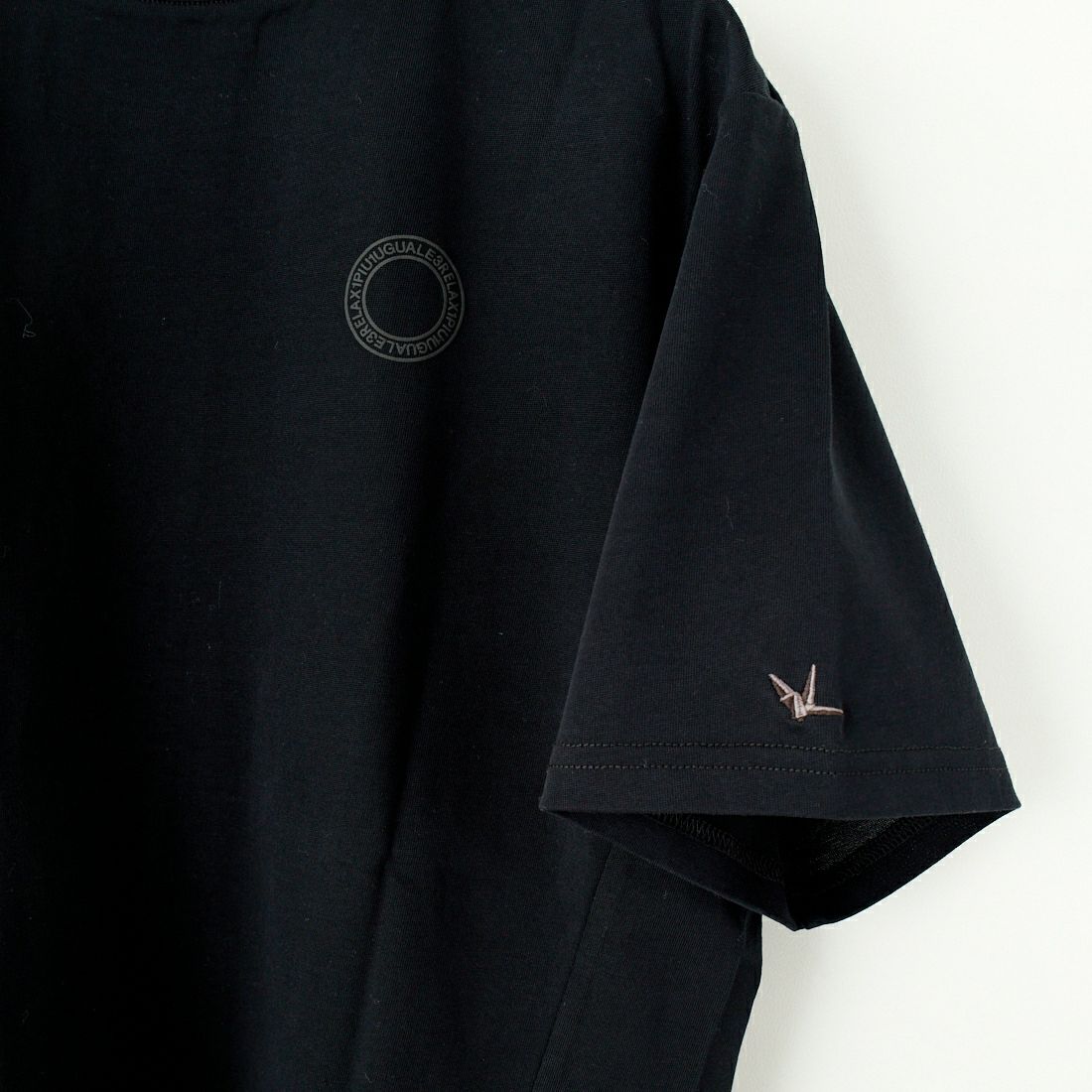 1PIU1UGUALE3 RELAX [ウノ ピゥ ウノ ウグァーレ トレ] 別注 メッシュデザイン バックプリントTシャツ [UST-25120IN-JF] BLACK