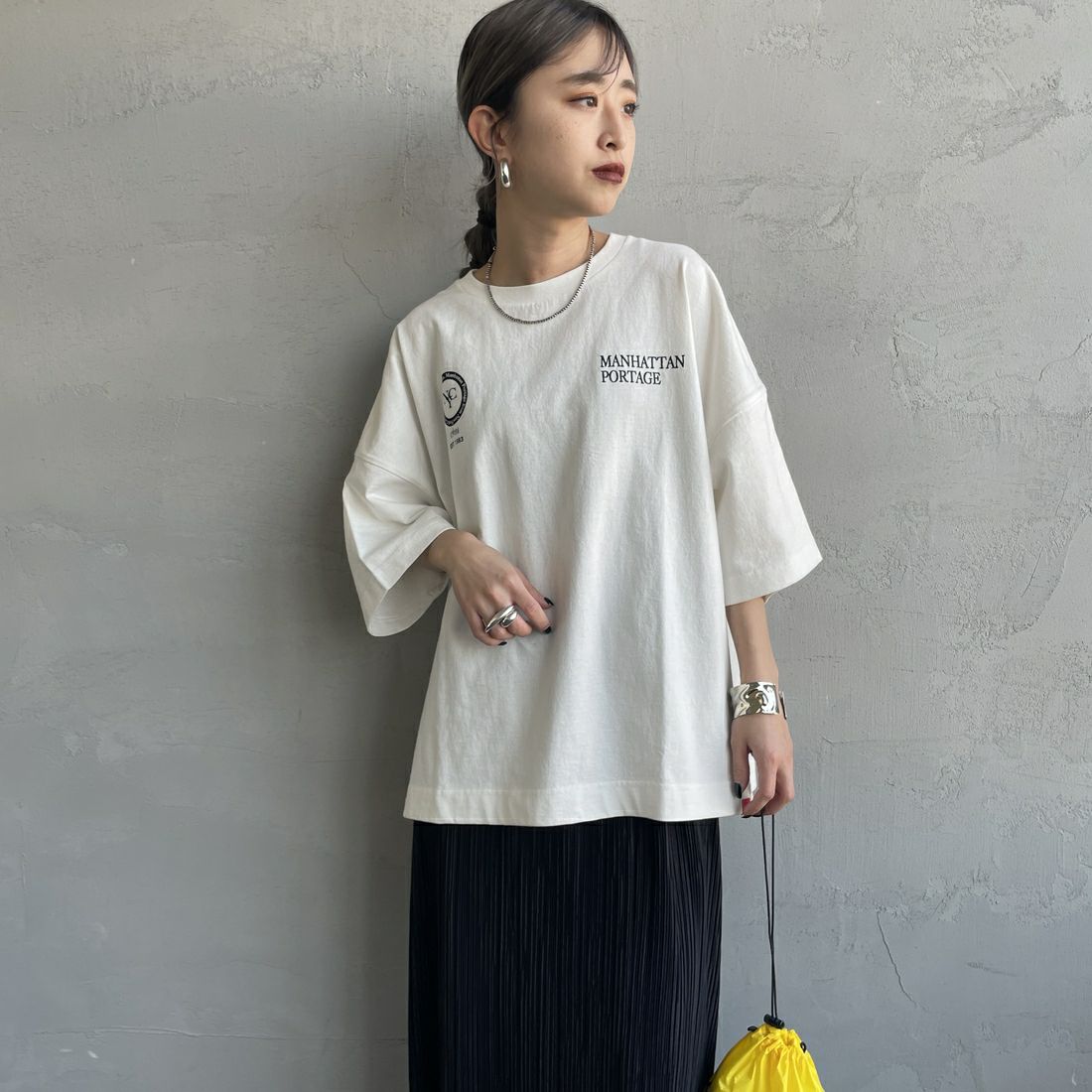 MANHATTAN PORTAGE [マンハッタンポーテージ] 別注 ショート丈 バックフォトプリントTシャツ [25SSMP-INL014-JF] WHITE &&モデル身長：150cm 着用サイズ：F&&