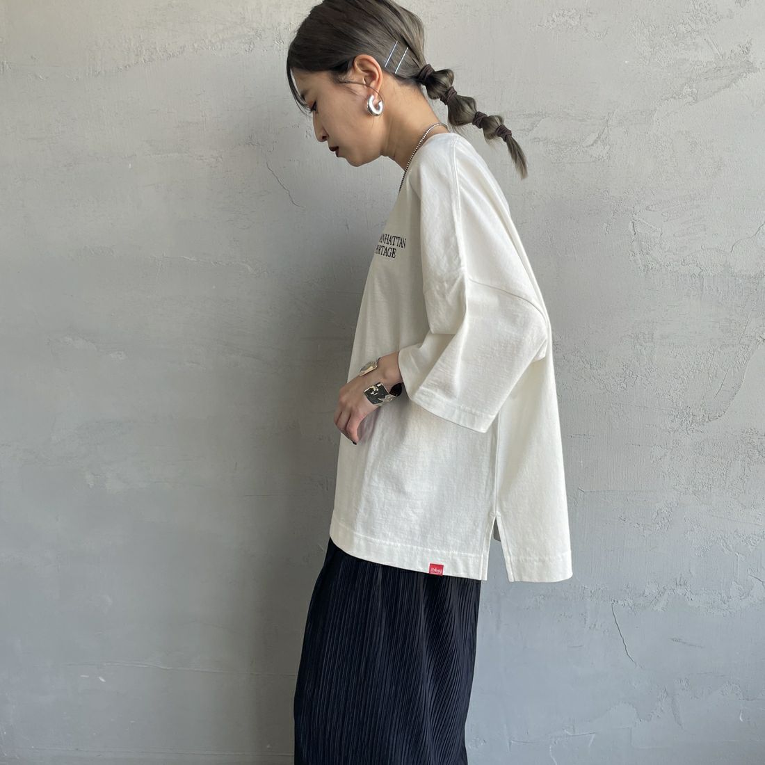 MANHATTAN PORTAGE [マンハッタンポーテージ] 別注 ショート丈 バックフォトプリントTシャツ [25SSMP-INL014-JF] WHITE &&モデル身長：150cm 着用サイズ：F&&