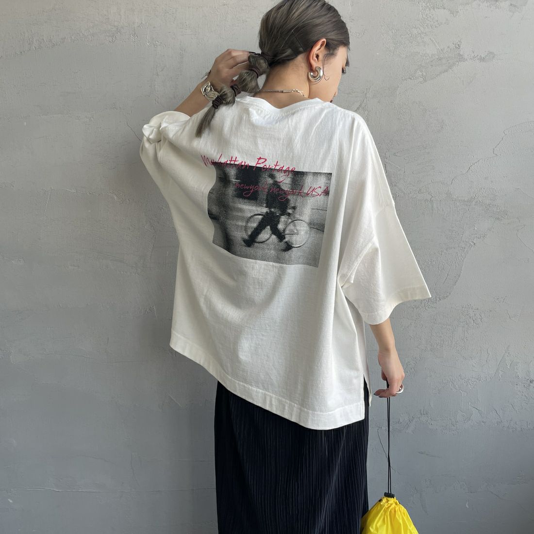 MANHATTAN PORTAGE [マンハッタンポーテージ] 別注 ショート丈 バックフォトプリントTシャツ [25SSMP-INL014-JF] WHITE &&モデル身長：150cm 着用サイズ：F&&