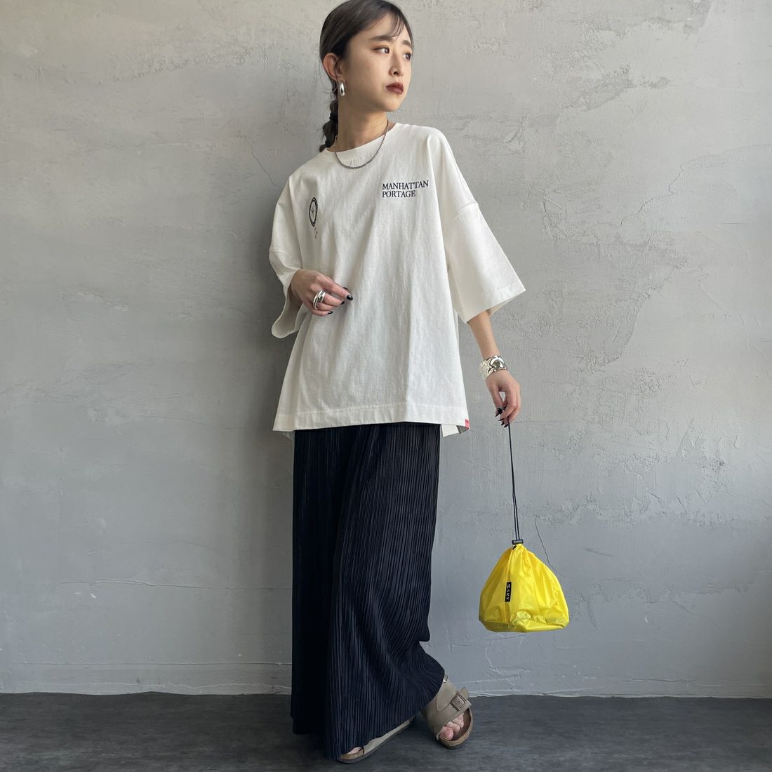 MANHATTAN PORTAGE [マンハッタンポーテージ] 別注 ショート丈 バックフォトプリントTシャツ [25SSMP-INL014-JF] WHITE &&モデル身長：150cm 着用サイズ：F&&