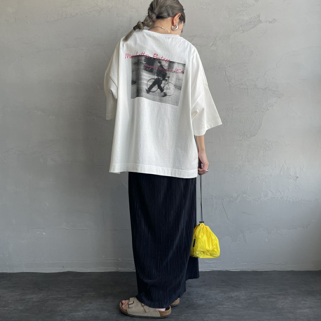 MANHATTAN PORTAGE [マンハッタンポーテージ] 別注 ショート丈 バックフォトプリントTシャツ [25SSMP-INL014-JF] WHITE &&モデル身長：150cm 着用サイズ：F&&