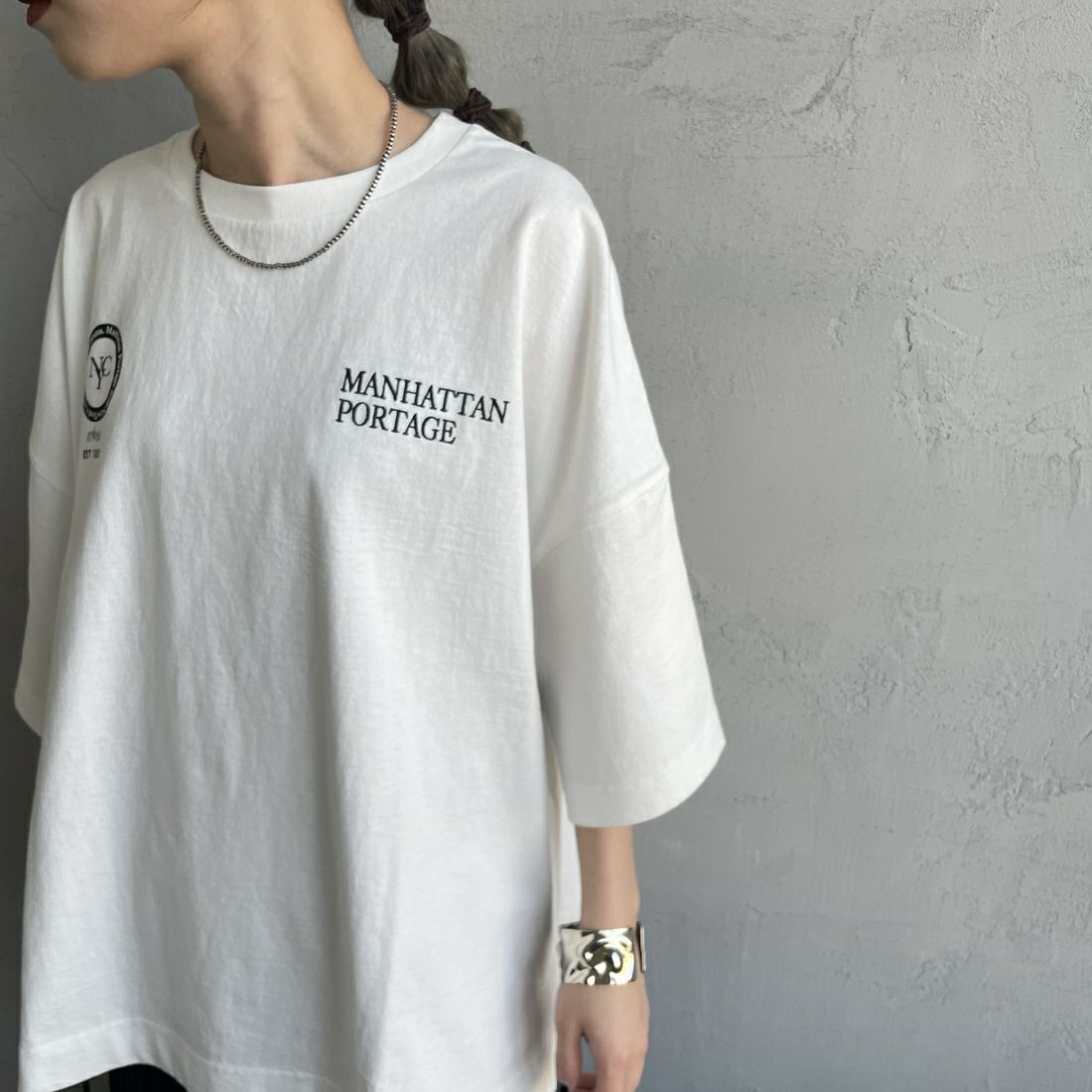 MANHATTAN PORTAGE [マンハッタンポーテージ] 別注 ショート丈 バックフォトプリントTシャツ [25SSMP-INL014-JF] WHITE &&モデル身長：150cm 着用サイズ：F&&