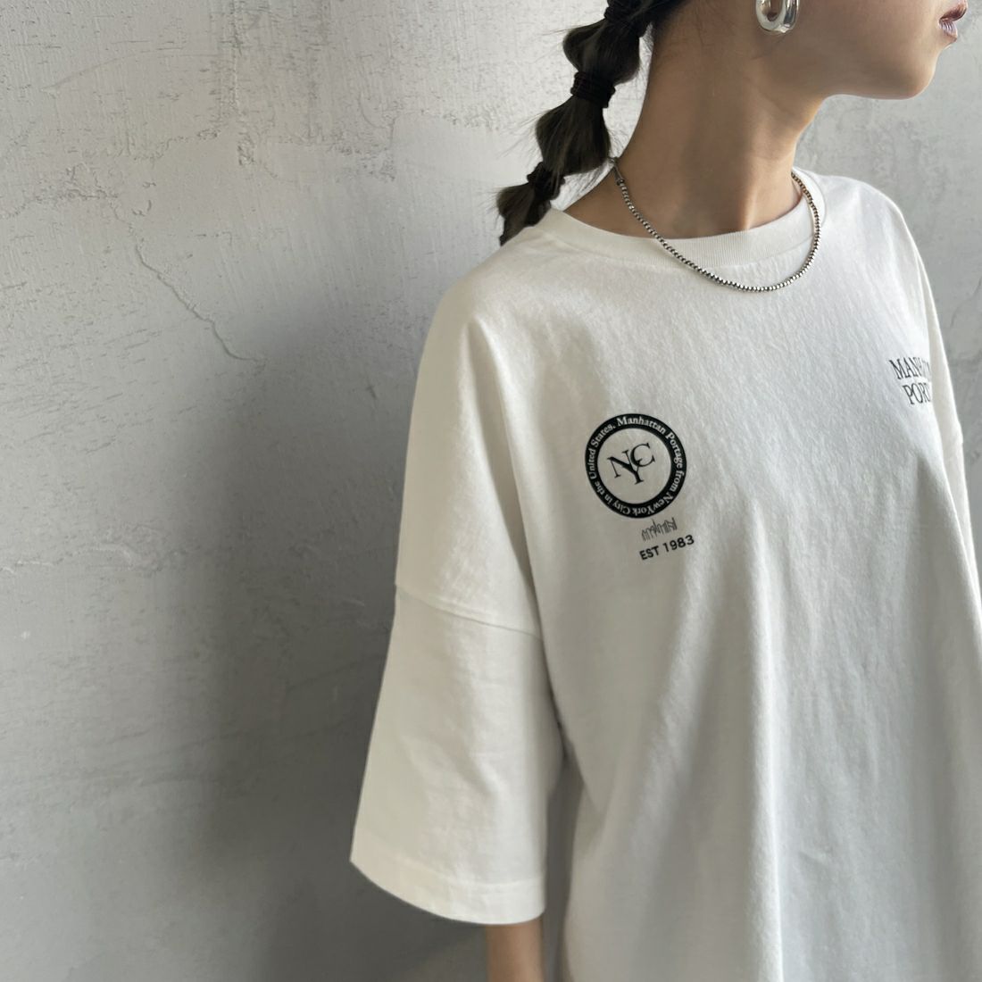 MANHATTAN PORTAGE [マンハッタンポーテージ] 別注 ショート丈 バックフォトプリントTシャツ [25SSMP-INL014-JF] WHITE &&モデル身長：150cm 着用サイズ：F&&