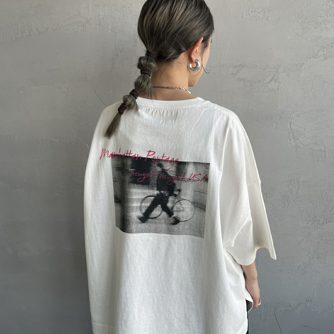 MANHATTAN PORTAGE [マンハッタンポーテージ] 別注 ショート丈 バックフォトプリントTシャツ [25SSMP-INL014-JF] WHITE &&モデル身長：150cm 着用サイズ：F&&