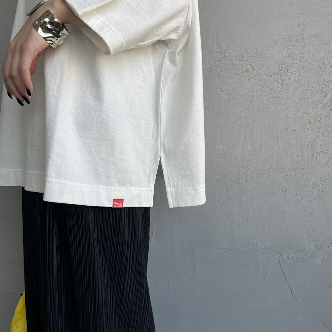 MANHATTAN PORTAGE [マンハッタンポーテージ] 別注 ショート丈 バックフォトプリントTシャツ [25SSMP-INL014-JF] WHITE &&モデル身長：150cm 着用サイズ：F&&