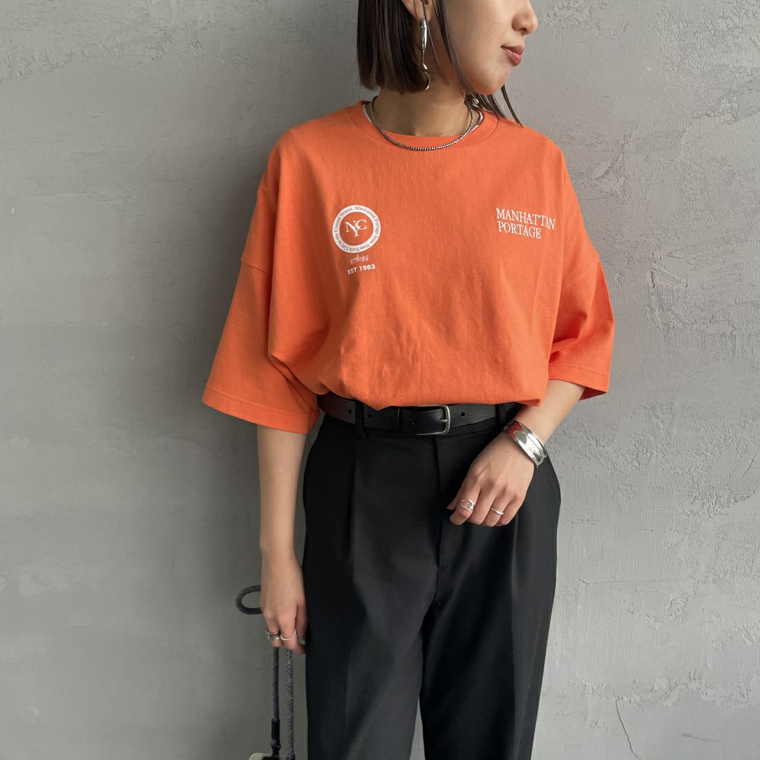 MANHATTAN PORTAGE [マンハッタンポーテージ] 別注 ショート丈 バックフォトプリントTシャツ [25SSMP-INL014-JF] ORANGE &&モデル身長：159cm 着用サイズ：F&&