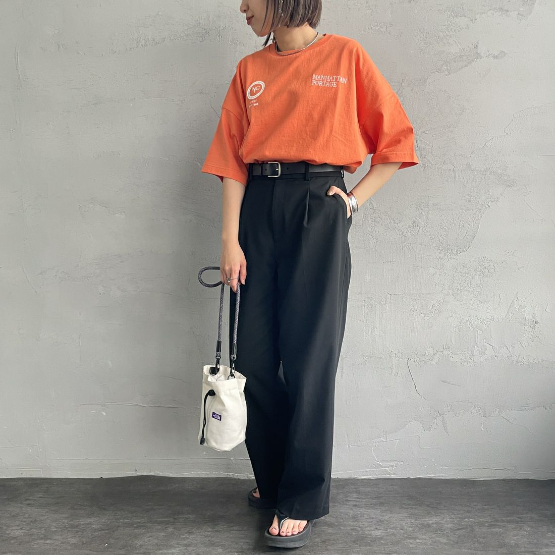 MANHATTAN PORTAGE [マンハッタンポーテージ] 別注 ショート丈 バックフォトプリントTシャツ [25SSMP-INL014-JF] ORANGE &&モデル身長：159cm 着用サイズ：F&&
