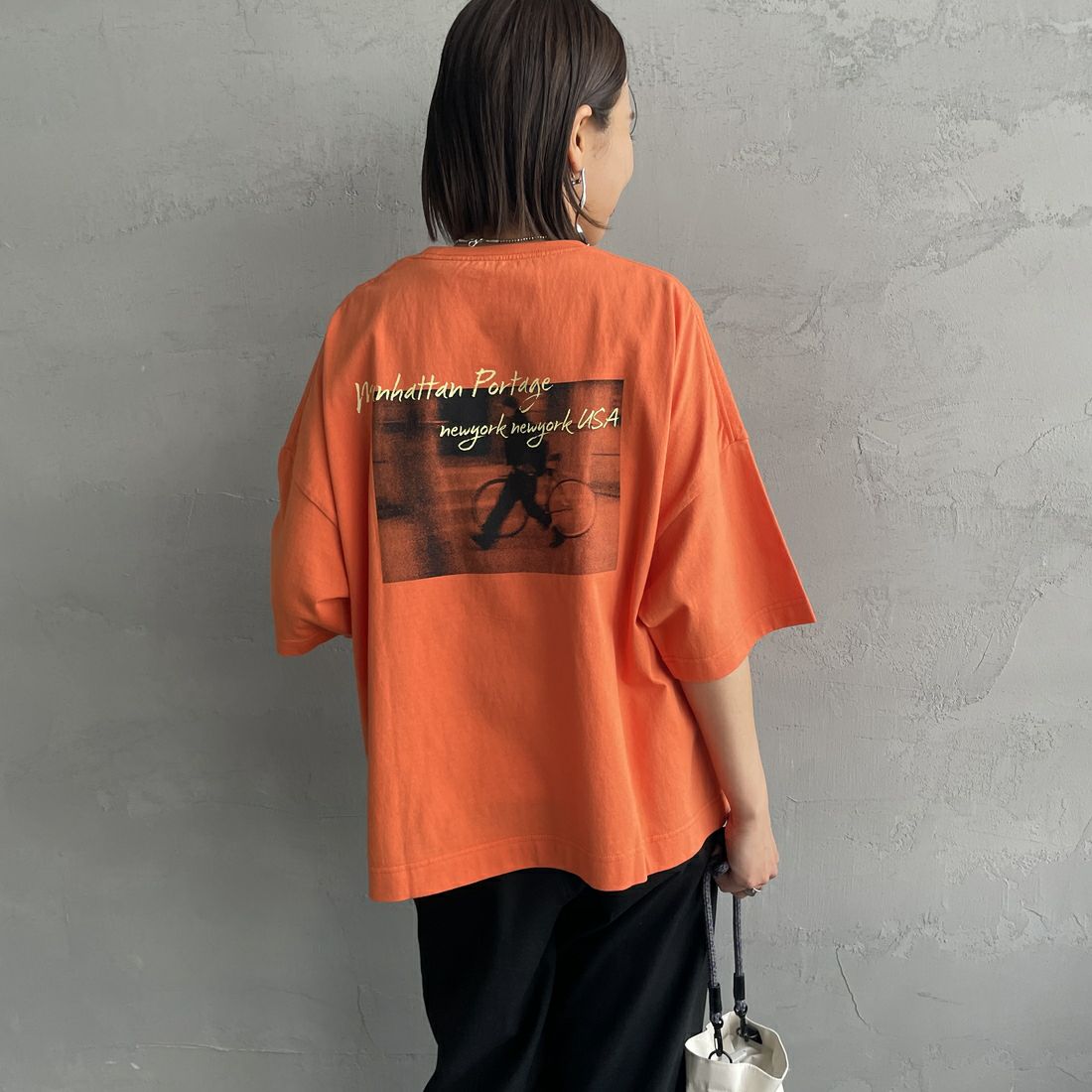 MANHATTAN PORTAGE [マンハッタンポーテージ] 別注 ショート丈 バックフォトプリントTシャツ [25SSMP-INL014-JF] ORANGE &&モデル身長：159cm 着用サイズ：F&&