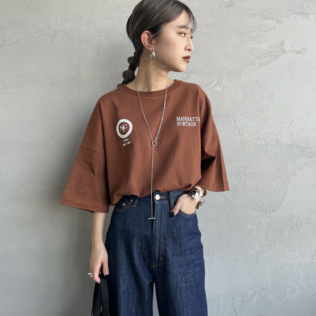 MANHATTAN PORTAGE [マンハッタンポーテージ] 別注 ショート丈 バックフォトプリントTシャツ [25SSMP-INL014-JF] BROWN &&モデル身長：150cm 着用サイズ：F&&