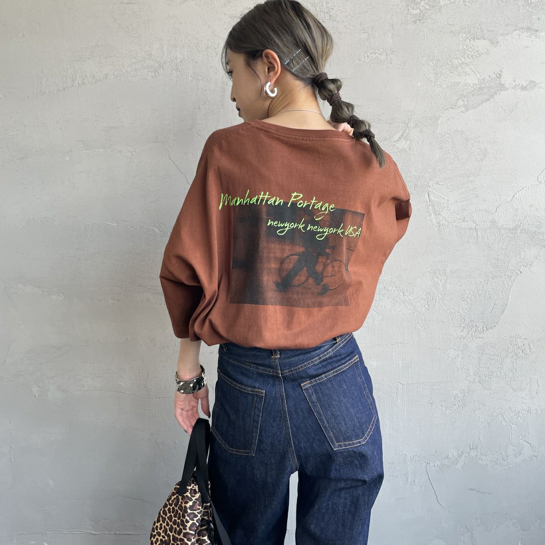 MANHATTAN PORTAGE [マンハッタンポーテージ] 別注 ショート丈 バックフォトプリントTシャツ [25SSMP-INL014-JF] BROWN &&モデル身長：150cm 着用サイズ：F&&