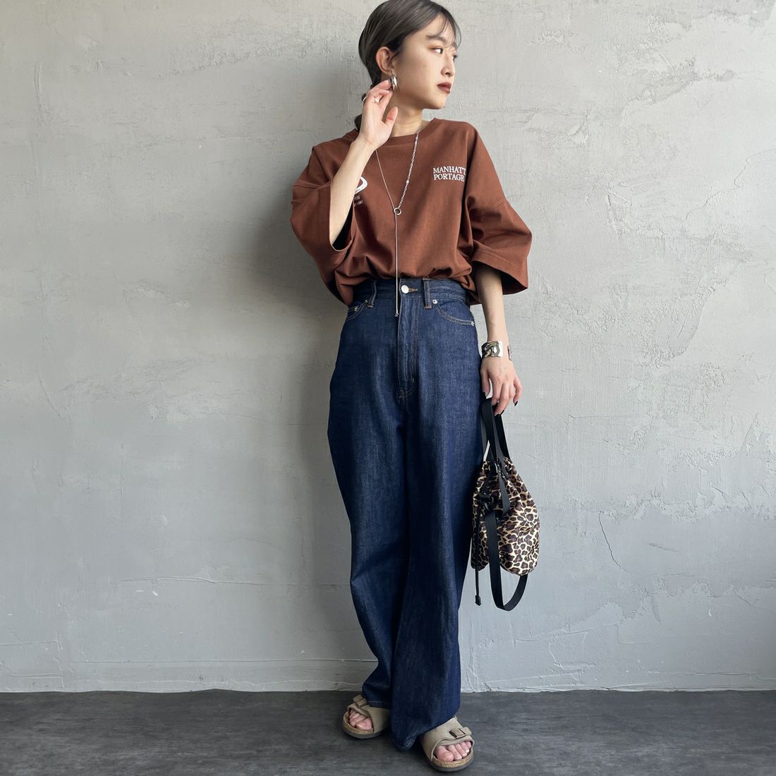 MANHATTAN PORTAGE [マンハッタンポーテージ] 別注 ショート丈 バックフォトプリントTシャツ [25SSMP-INL014-JF] BROWN &&モデル身長：150cm 着用サイズ：F&&