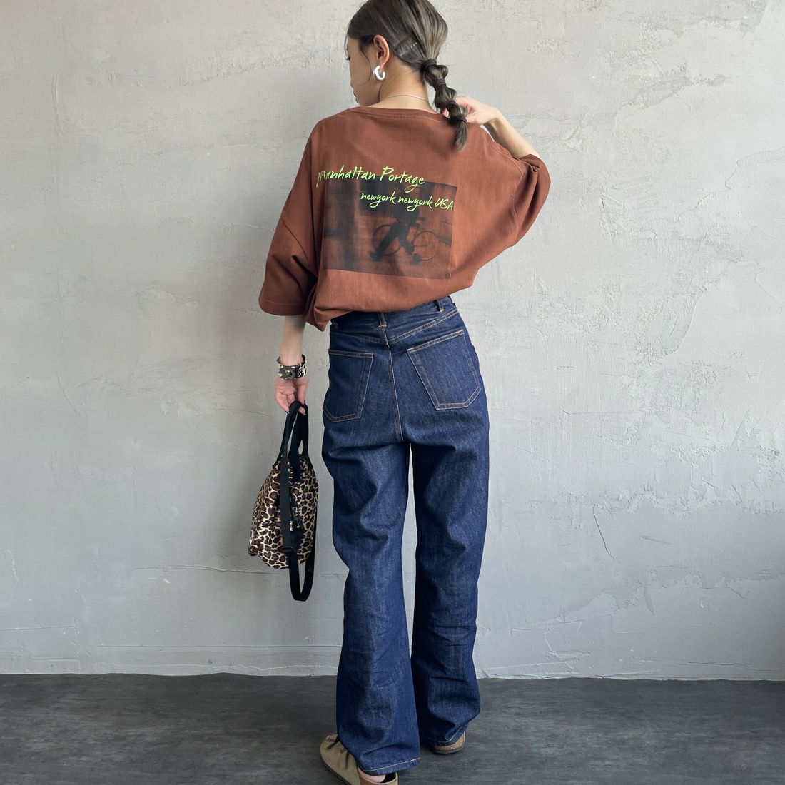 MANHATTAN PORTAGE [マンハッタンポーテージ] 別注 ショート丈 バックフォトプリントTシャツ [25SSMP-INL014-JF] BROWN &&モデル身長：150cm 着用サイズ：F&&