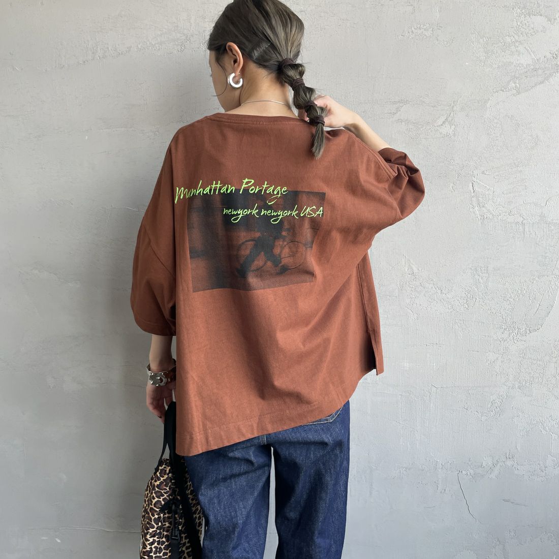 MANHATTAN PORTAGE [マンハッタンポーテージ] 別注 ショート丈 バックフォトプリントTシャツ [25SSMP-INL014-JF] BROWN &&モデル身長：150cm 着用サイズ：F&&
