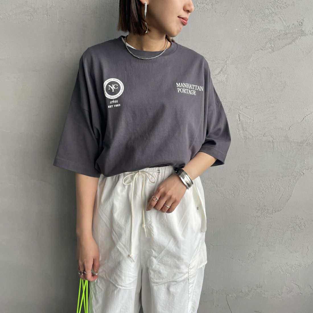 MANHATTAN PORTAGE [マンハッタンポーテージ] 別注 ショート丈 バックフォトプリントTシャツ [25SSMP-INL014-JF] CHARCOAL &&モデル身長：159cm 着用サイズ：F&&