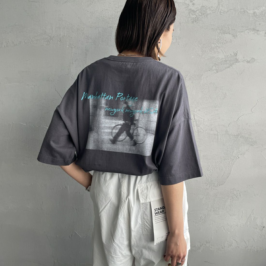 MANHATTAN PORTAGE [マンハッタンポーテージ] 別注 ショート丈 バックフォトプリントTシャツ [25SSMP-INL014-JF] CHARCOAL &&モデル身長：159cm 着用サイズ：F&&