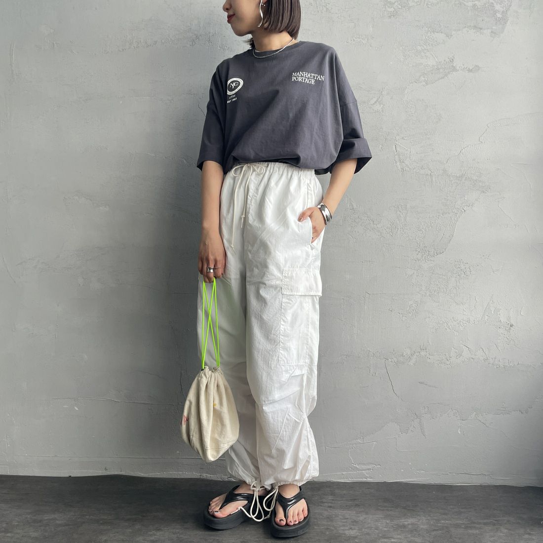MANHATTAN PORTAGE [マンハッタンポーテージ] 別注 ショート丈 バックフォトプリントTシャツ [25SSMP-INL014-JF] CHARCOAL &&モデル身長：159cm 着用サイズ：F&&