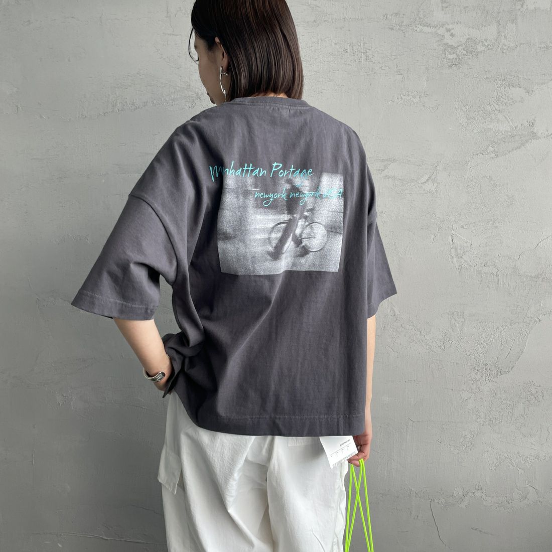 MANHATTAN PORTAGE [マンハッタンポーテージ] 別注 ショート丈 バックフォトプリントTシャツ [25SSMP-INL014-JF] CHARCOAL &&モデル身長：159cm 着用サイズ：F&&