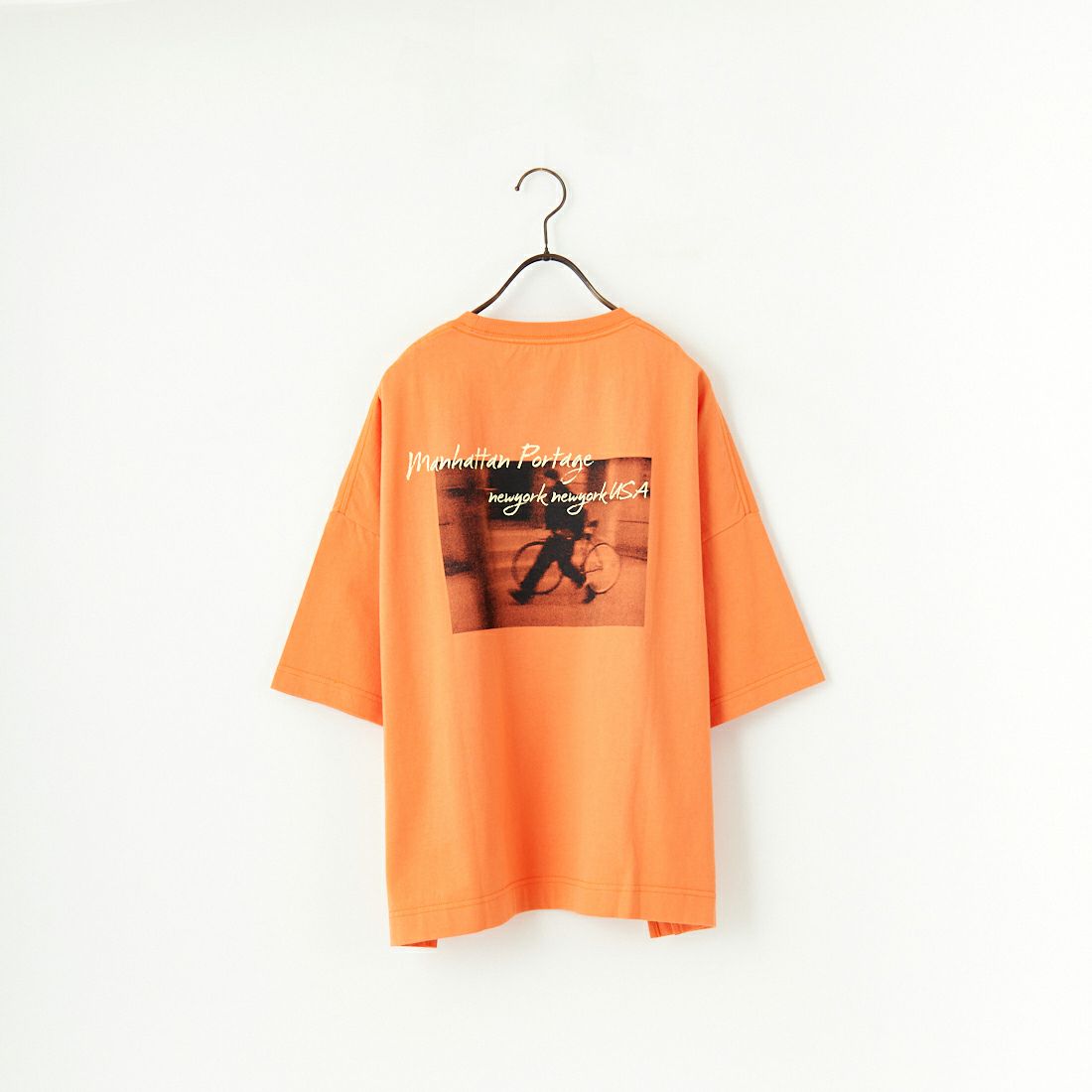 MANHATTAN PORTAGE [マンハッタンポーテージ] 別注 ショート丈 バックフォトプリントTシャツ [25SSMP-INL014-JF] ORANGE