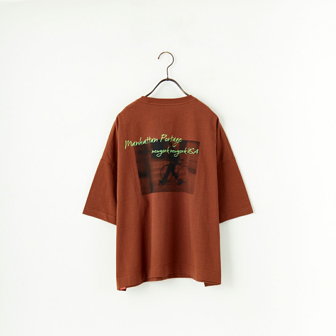 MANHATTAN PORTAGE [マンハッタンポーテージ] 別注 ショート丈 バックフォトプリントTシャツ [25SSMP-INL014-JF] BROWN