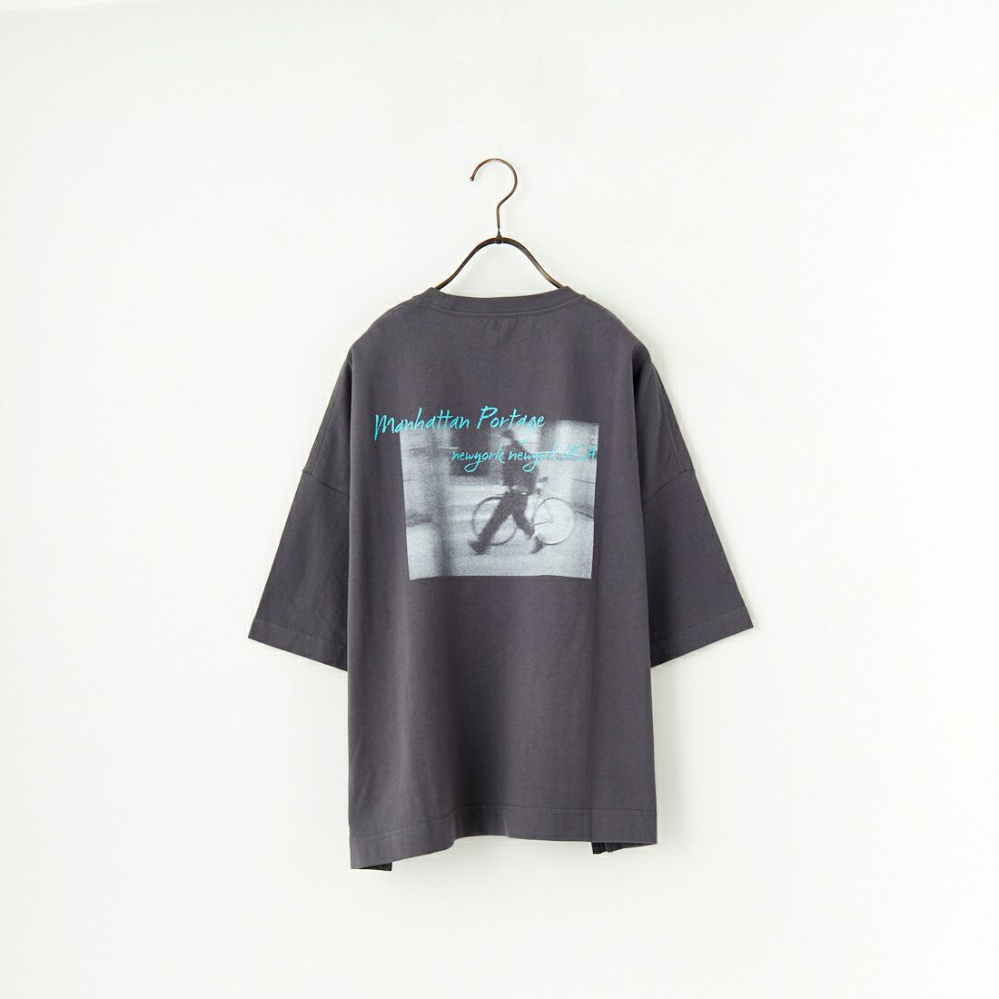 MANHATTAN PORTAGE [マンハッタンポーテージ] 別注 ショート丈 バックフォトプリントTシャツ [25SSMP-INL014-JF] CHARCOAL