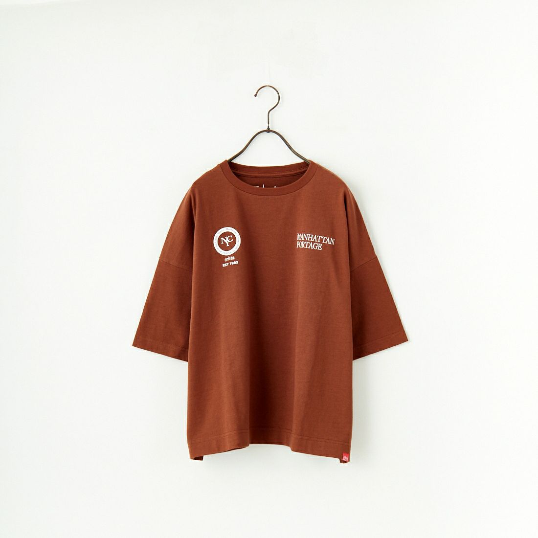 MANHATTAN PORTAGE [マンハッタンポーテージ] 別注 ショート丈 バックフォトプリントTシャツ [25SSMP-INL014-JF] BROWN