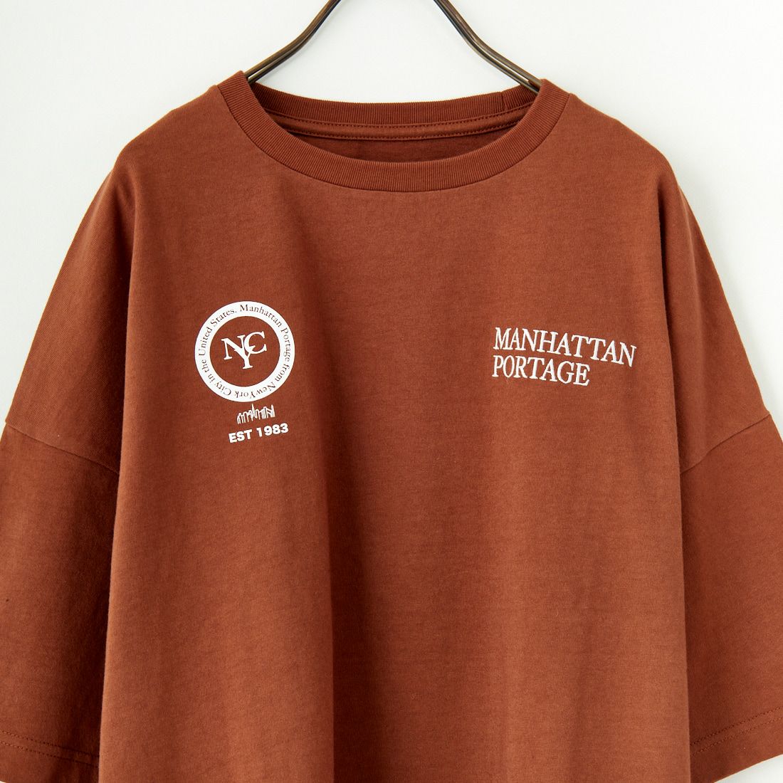 MANHATTAN PORTAGE [マンハッタンポーテージ] 別注 ショート丈 バックフォトプリントTシャツ [25SSMP-INL014-JF] BROWN