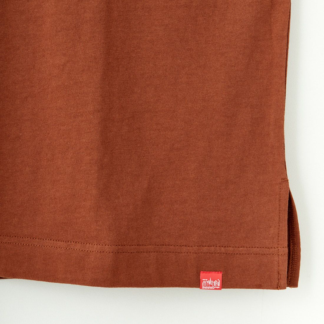MANHATTAN PORTAGE [マンハッタンポーテージ] 別注 ショート丈 バックフォトプリントTシャツ [25SSMP-INL014-JF] BROWN
