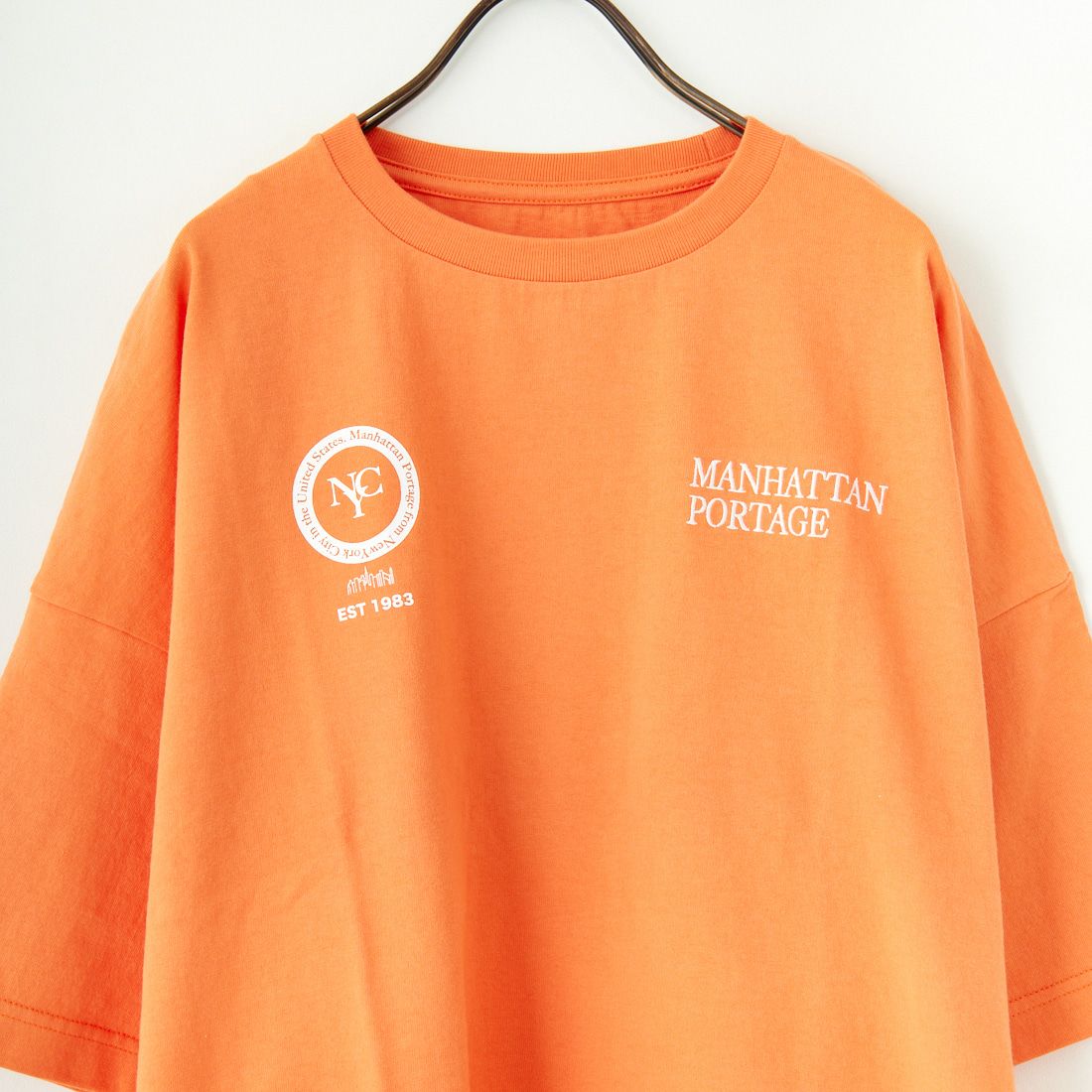 MANHATTAN PORTAGE [マンハッタンポーテージ] 別注 ショート丈 バックフォトプリントTシャツ [25SSMP-INL014-JF] ORANGE