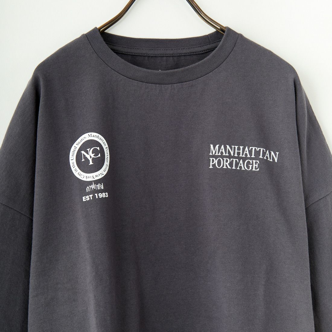 MANHATTAN PORTAGE [マンハッタンポーテージ] 別注 ショート丈 バックフォトプリントTシャツ [25SSMP-INL014-JF] CHARCOAL